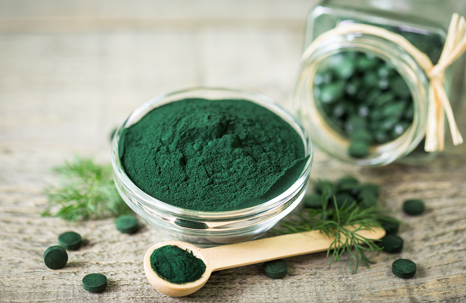 Spirulina,Powder,And,Tablets,In,The,Bowl Acido ascorbico